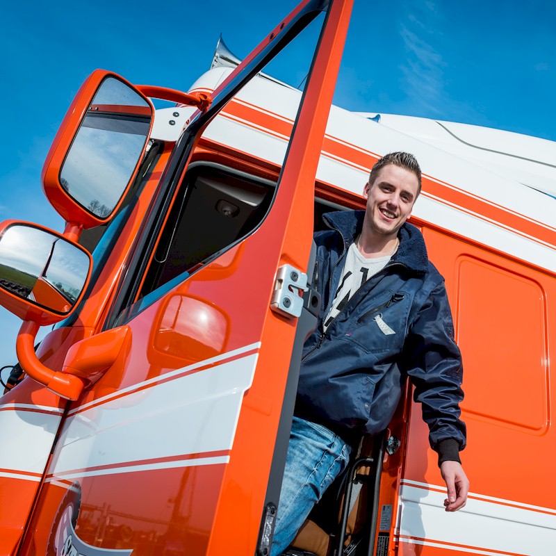 Chauffeur bij zijn vrachtwagen